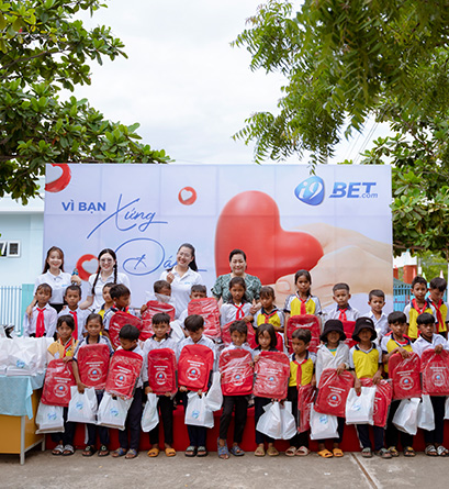 Hình ảnh cầu thủ bóng rổ đang úp rổ