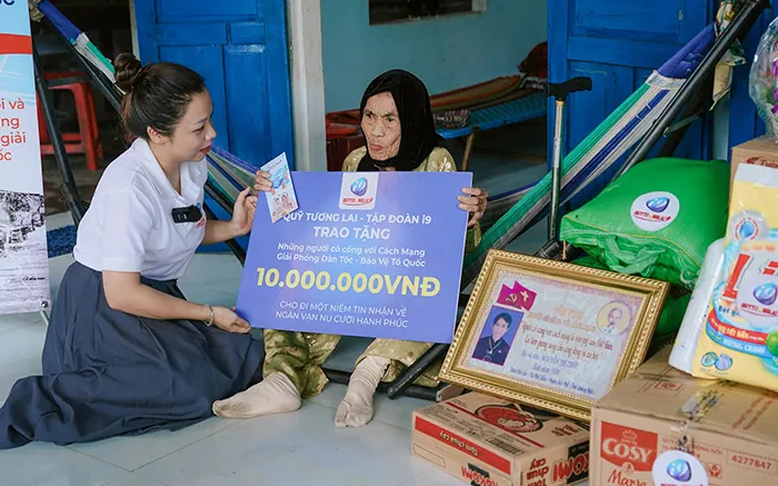 Hình ảnh minh họa dịch vụ chăm sóc khách hàng 24/7 của Mot88, với biểu tượng tai nghe và nhân viên hỗ trợ, nhấn mạnh sự chuyên nghiệp và luôn sẵn sàng hỗ trợ người chơi cá cược trực tuyến Việt Nam.